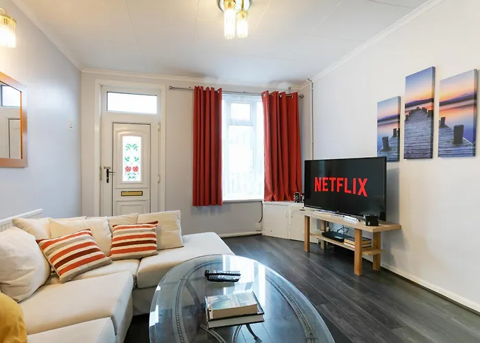 Unique 2Br House - Free Parking And Stunning Living Room