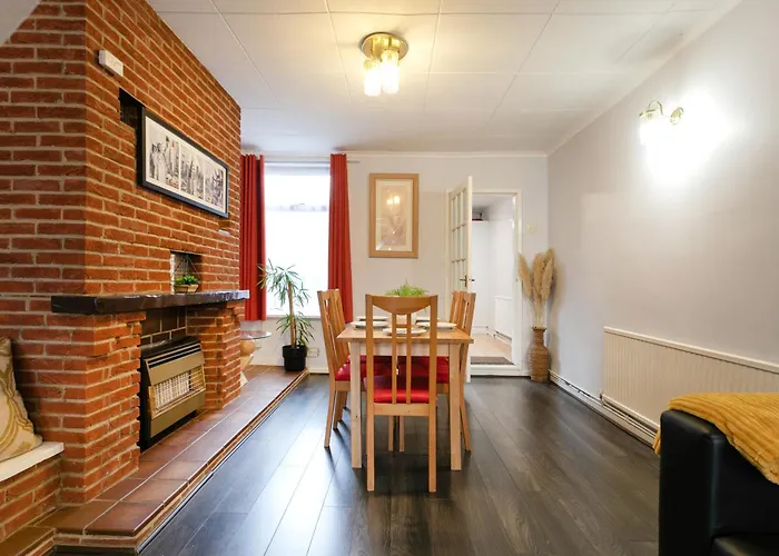 Unique 2Br House - Free Parking And Stunning Living Room