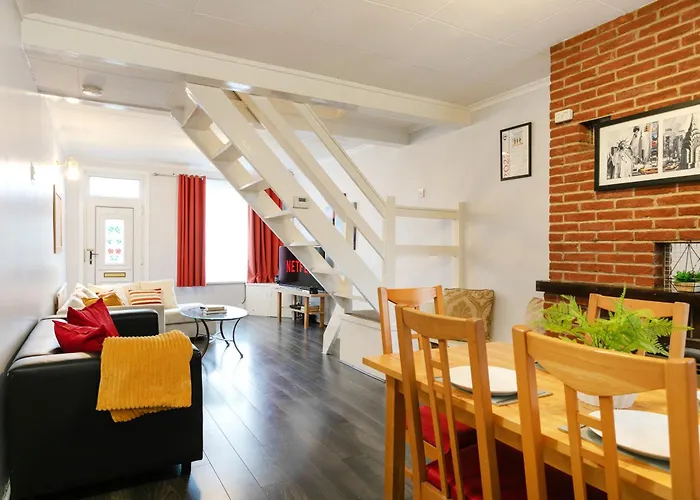 Unique 2Br House - Free Parking And Stunning Living Room
