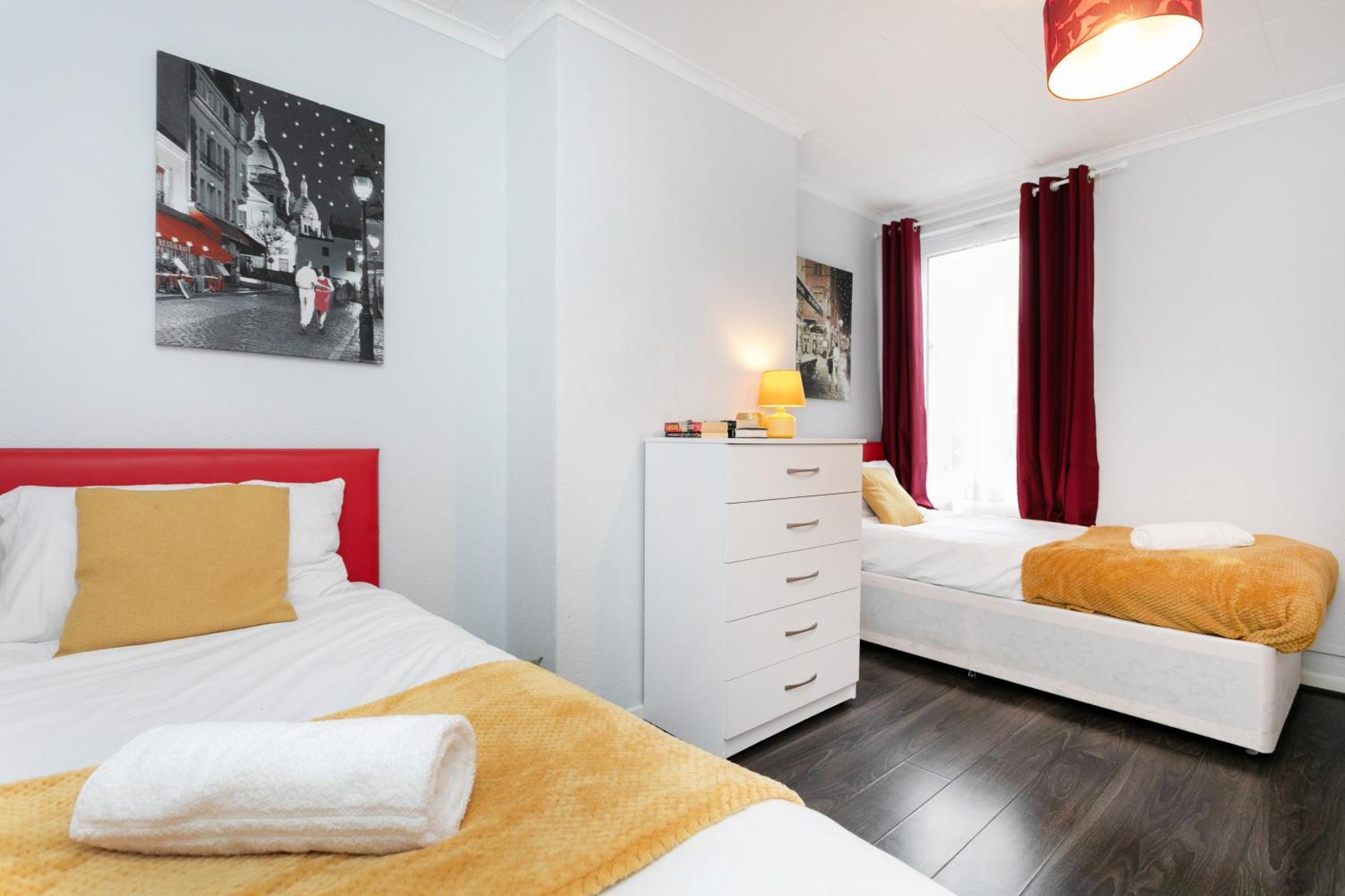 Unique 2br House - Free Parking And Stunning Living Apartment *